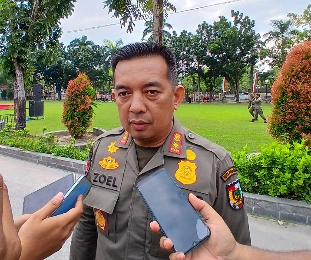 Penertiban Tiang Reklame Lanjut ke Jalan Riau, Satpol PP Pekanbaru Tempel Stiker Peringatan