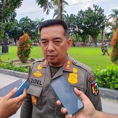 Penertiban Tiang Reklame Lanjut ke Jalan Riau, Satpol PP Pekanbaru Tempel Stiker Peringatan