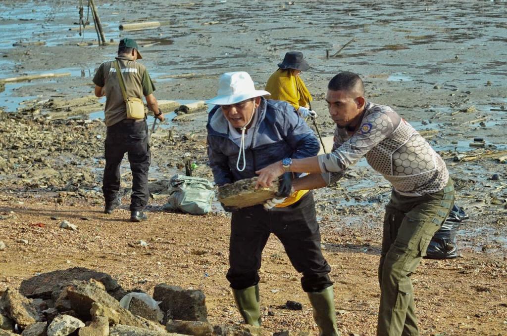 Gubernur Ansar Pimpin Aksi Bersih Laut di Pulau Penyengat