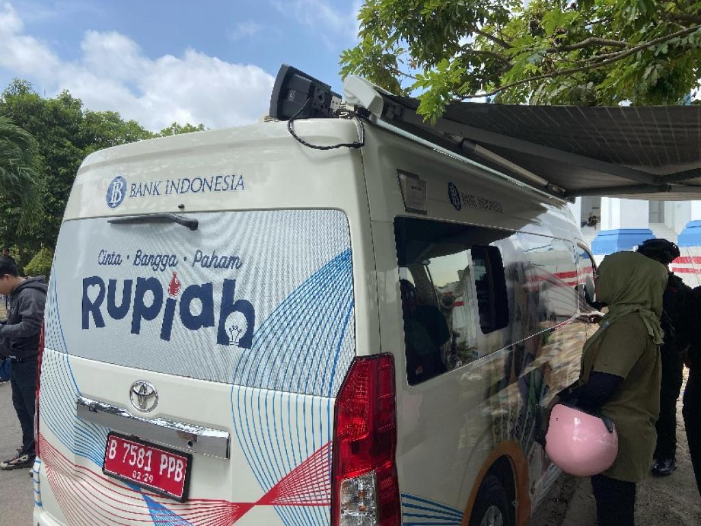 Warga Batam Serbu Layanan Kas Keliling BI di Bundaran Masjid Agung Raja Hamidah