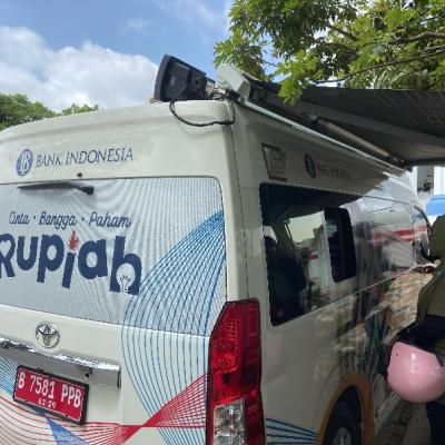 Warga Batam Serbu Layanan Kas Keliling BI di Bundaran Masjid Agung Raja Hamidah