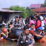 Kapolda Riau Tinjau Penanganan Banjir di Rumbai, Salurkan Bantuan dan Gelar Trauma Healing