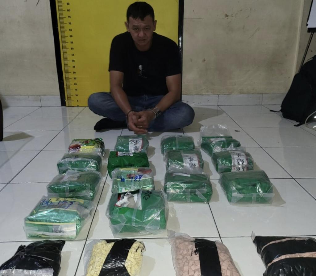 Polda Riau Tangkap Residivis Narkoba, 14 Kg Sabu dan 6.800 Butir Ekstasi Disita