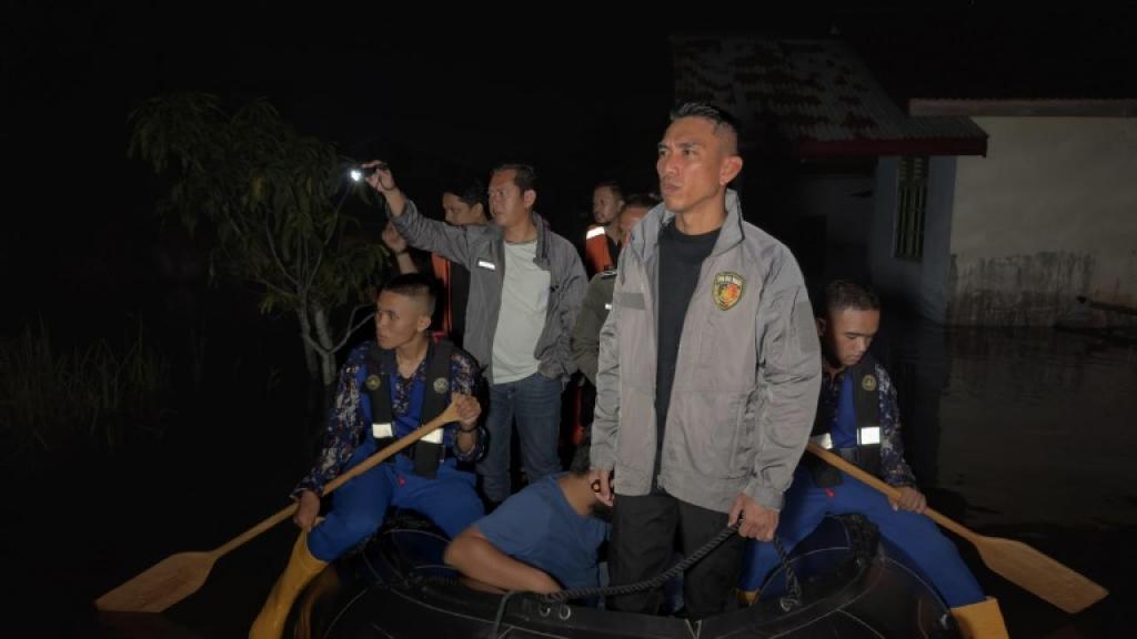 Cegah Tindak Kejahatan, KombesPol Asep Darmawan Pimpin Langsung Patroli Ke Wilayah Banjir Hingga Dini Hari