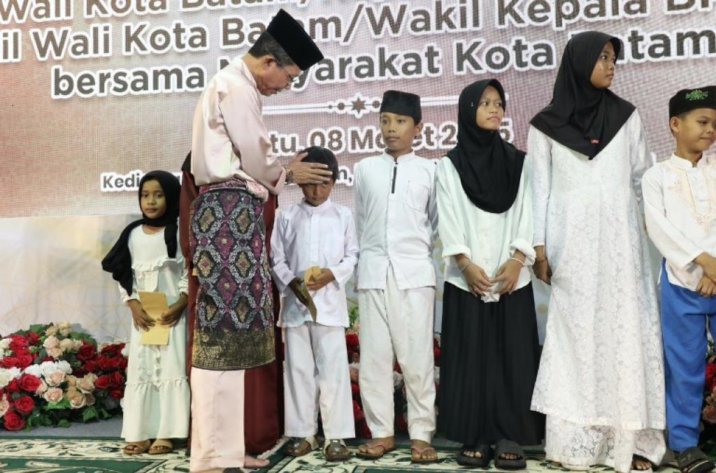 Ribuan Warga Buka Puasa Bersama di Kediaman Wali Kota Amsakar