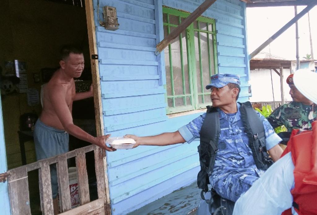 Danlanud Roesmin Nurjadin Tinjau dan Serahkan Bantuan Bagi Korban Banjir di Rumbai