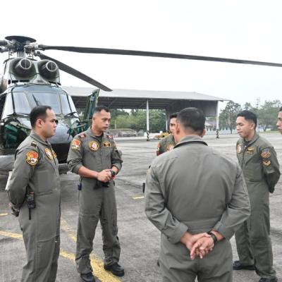 Dukung Operasi Kemanusiaan Helikopter TNI AU Pantau Banjir di Pelalawan
