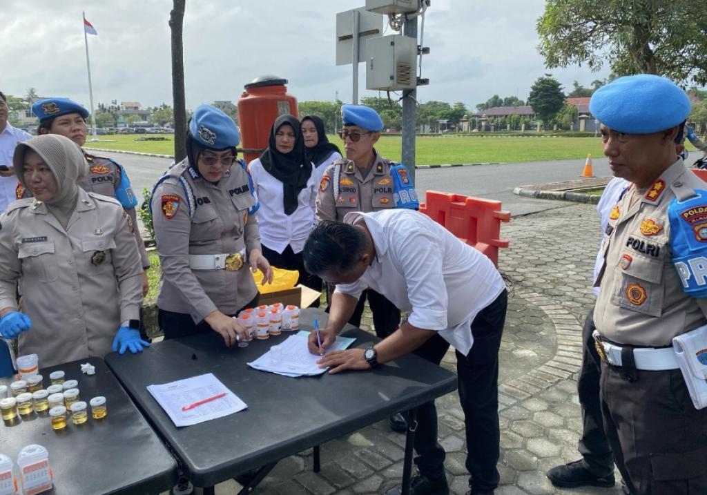 Tegas Berantas Narkoba! Kapolda Riau Perintahkan Tes Urine Dadakan untuk Personel