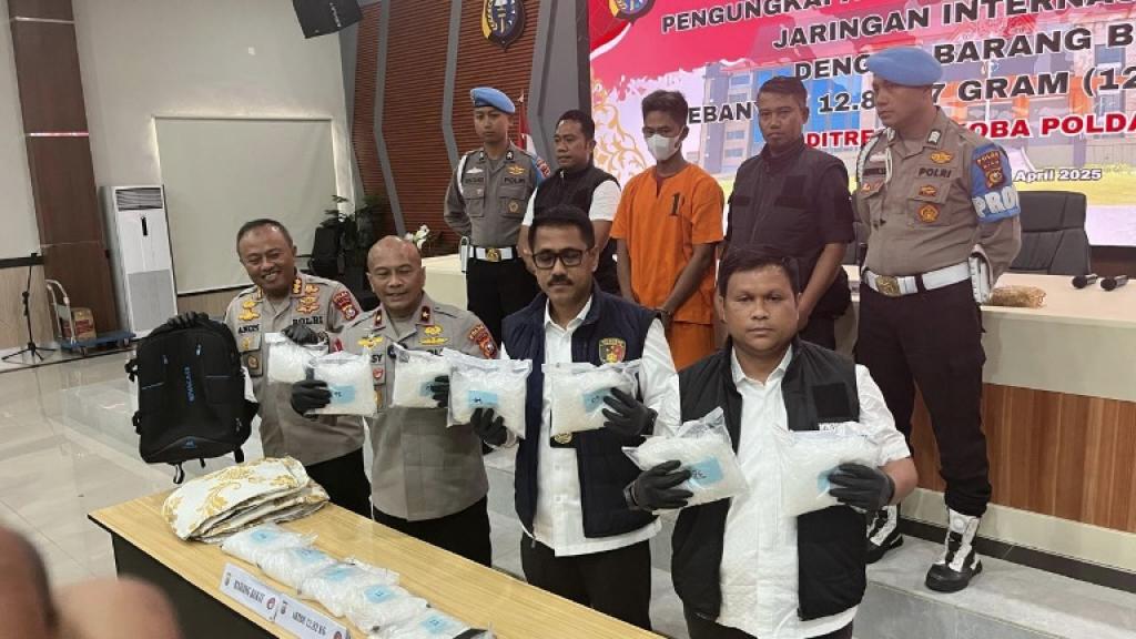 12 Kg Sabu Senilai Rp12,8 Miliar Digagalkan di Riau, Tersangka Modus Menjadi TKI dari Malaysia