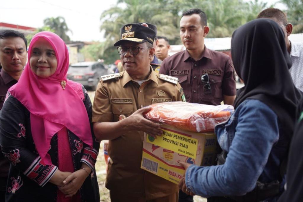 Pj Gubernur Riau Tinjau Banjir dan Salurkan 2,5 Ton Beras untuk Warga Terdampak di Inhil