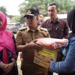 Pj Gubernur Riau Tinjau Banjir dan Salurkan 2,5 Ton Beras untuk Warga Terdampak di Inhil