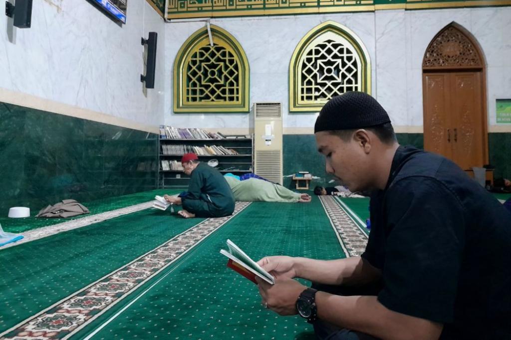 Menjemput Malam Seribu Bulan di Mesjid Raya Senapelan: Kisah Sunyi Para Pencari Lailatul Qadar