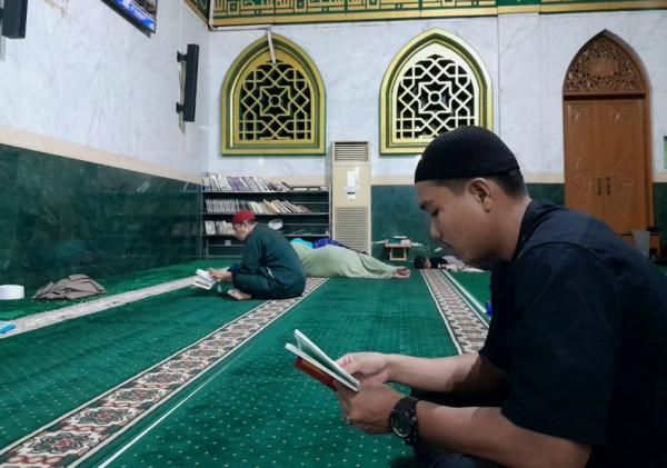 Menjemput Malam Seribu Bulan di Mesjid Raya Senapelan: Kisah Sunyi Para Pencari Lailatul Qadar