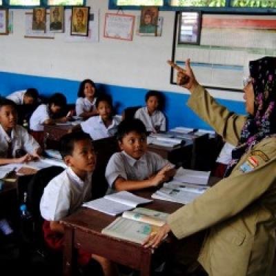 Pemprov Riau Cairkan Honor Guru Bantu di 6 Daerah, Total Rp6,4 Miliar