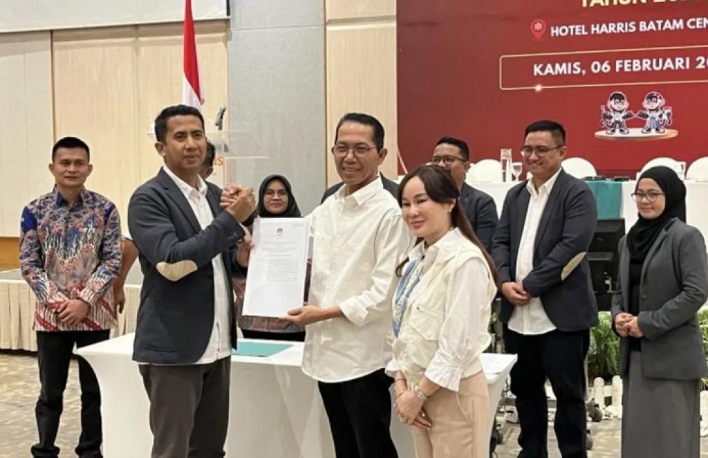 KPU Tetapkan Amsakar Achmad-Li Claudia Chandra sebagai Wali Kota dan Wakil Wali Kota Batam
