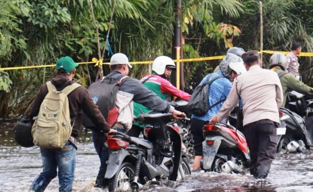 Banjir di Jalintim Pelalawan Mulai Surut, Aktivitas Warga Diharapkan Kembali Normal