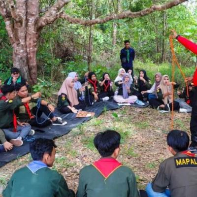 Basarnas Natuna Ajarkan Mahasiswa Mapala Teknik Bertahan Hidup di Alam