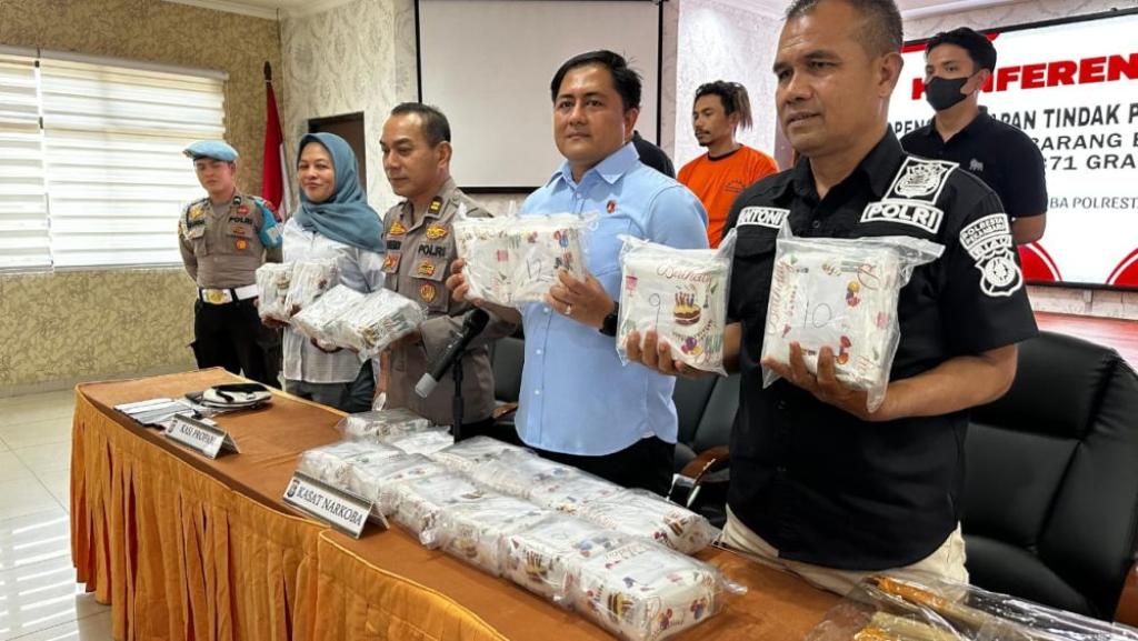 Terlibat Peredaran 20 Kg Sabu, Pasutri Digerebek di Parkiran Mal SKA