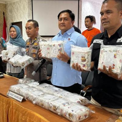 Terlibat Peredaran 20 Kg Sabu, Pasutri Digerebek di Parkiran Mal SKA