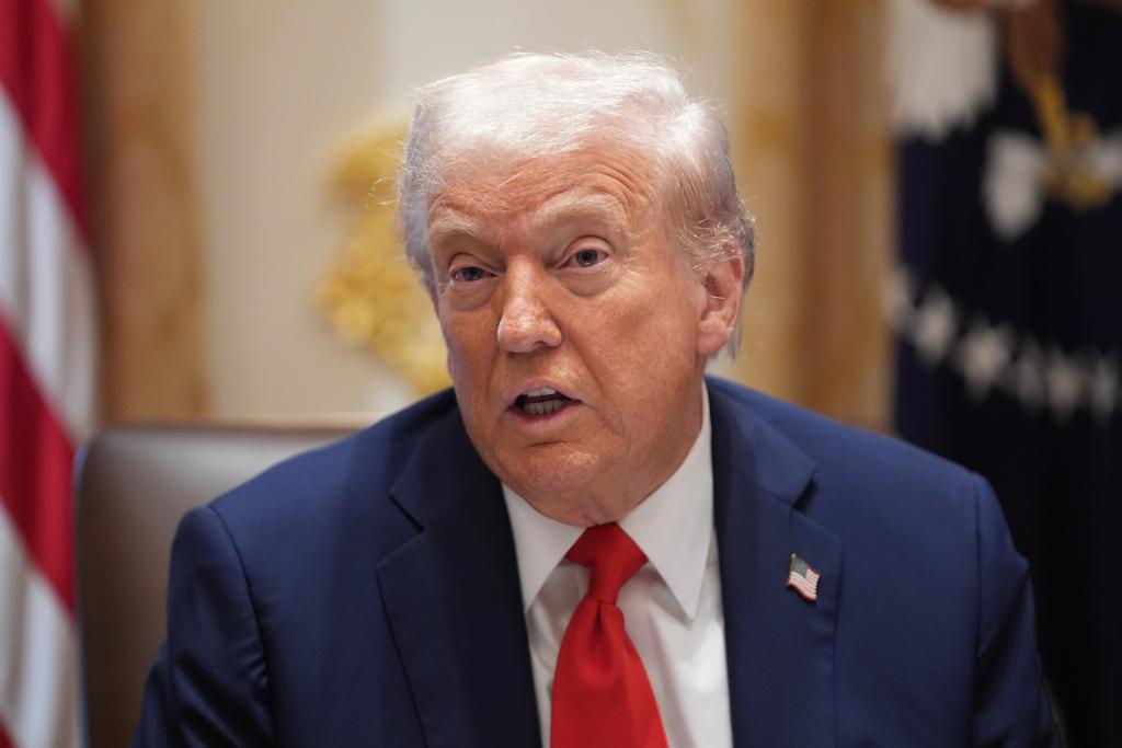 Realisasikan Ancaman, Presiden Trump PHK Ribuan Pegawai Negeri AS