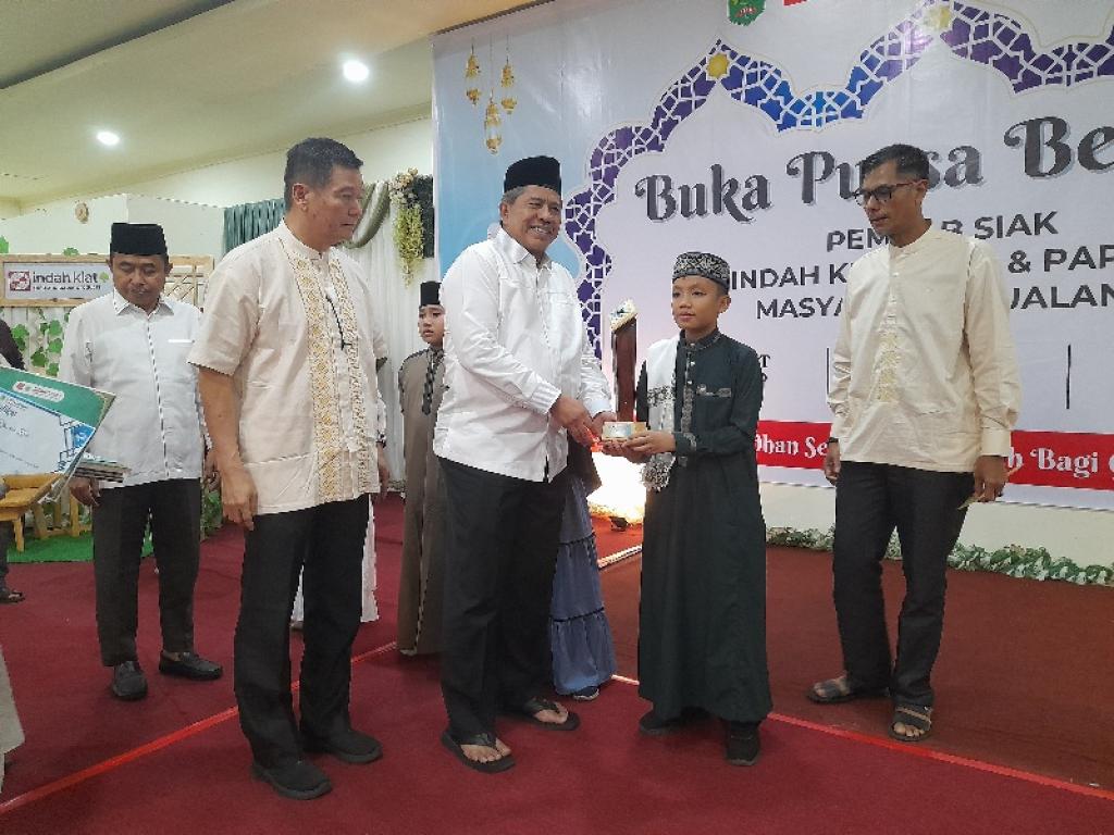 Bagikan Ribuan Buku dan Waqafkan Ribuan Al-Qur'an, Bupati Siak Nilai PT IKPP Perawang Adalah Perusahaan Yang Sangat Peduli Dengan Masyarakat