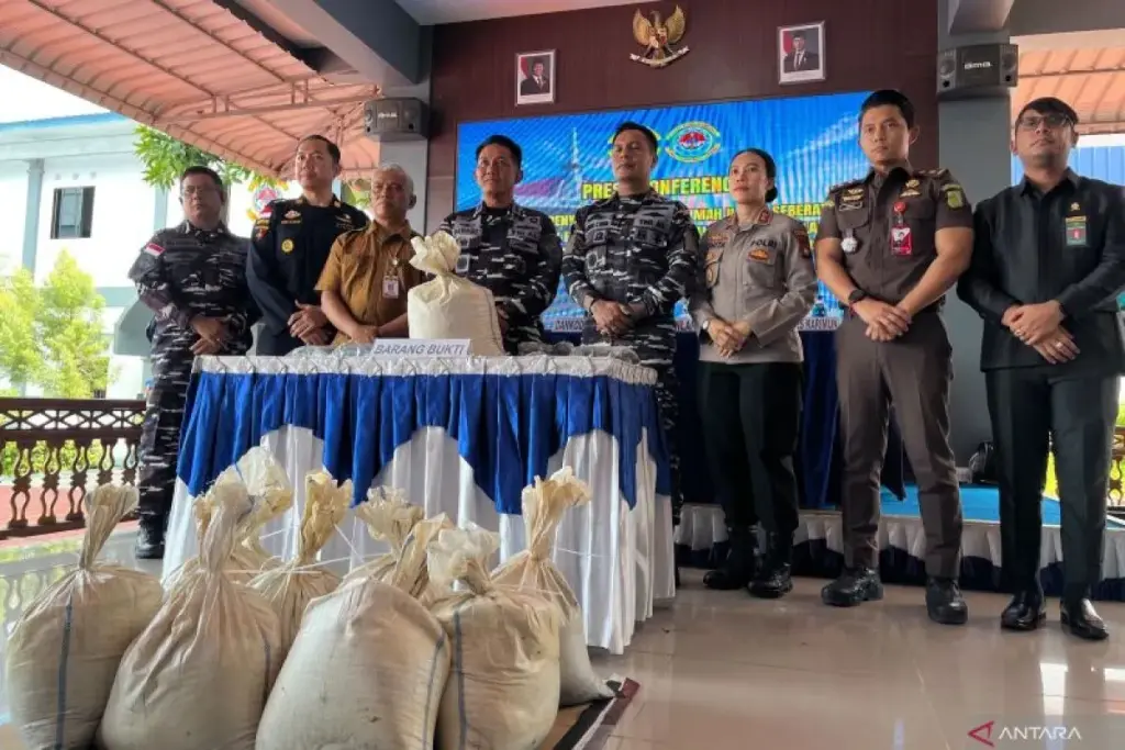 TNI AL Gagalkan Penyelundupan 1,9 Ton Pasir Timah ke Malaysia di Perairan Karimun