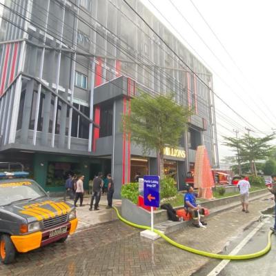 Kebakaran Hebat di Hotel New Hollywood Pekanbaru, 1 Tewas dan Belasan Sesak Nafas