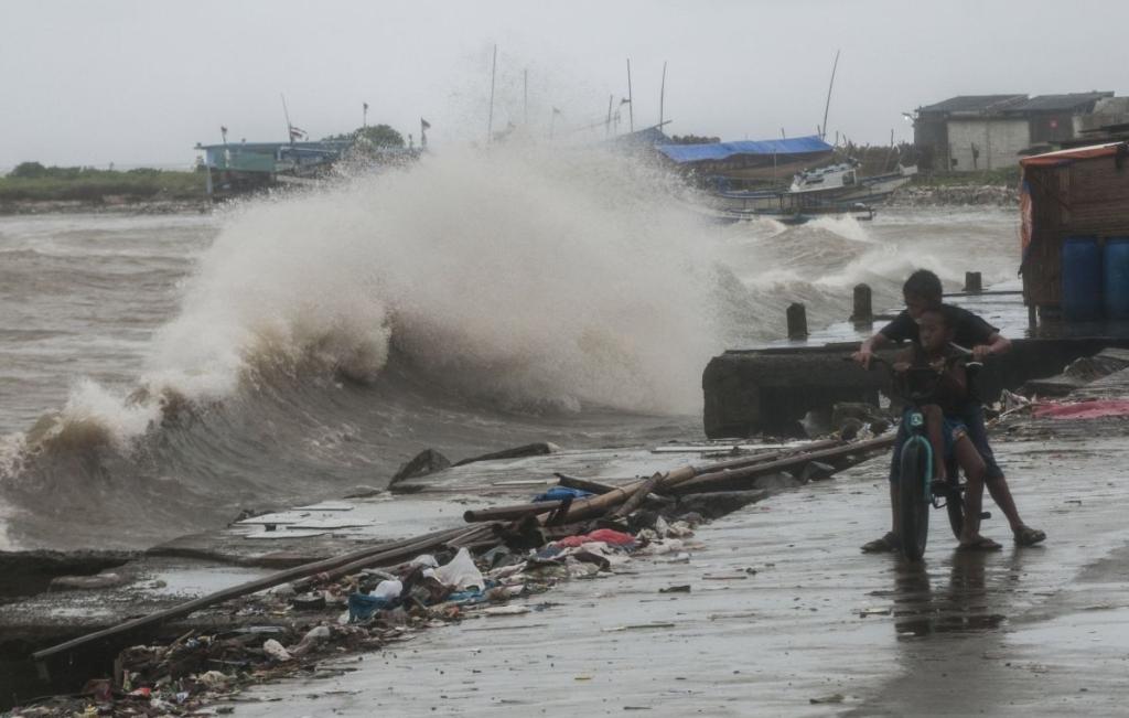 BMKG Peringatkan Cuaca Ekstrem di Kerpi Hari ini, Gelombang Tinggi hingga 6 Meter