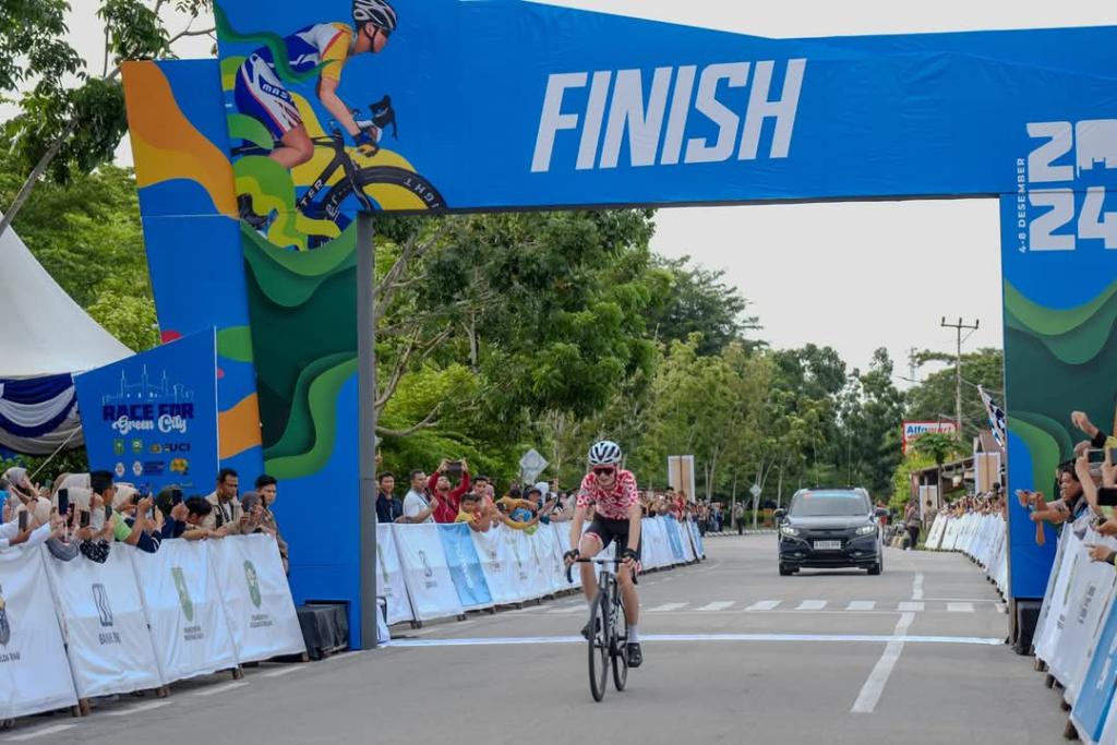 Meski Terkendala Gear Sepedanya Rusak Jelang Finish, Jack Drage Berhasil Juarai Etape Pertama Tour de Siak 2024, Raih Green dan Blue Jersey