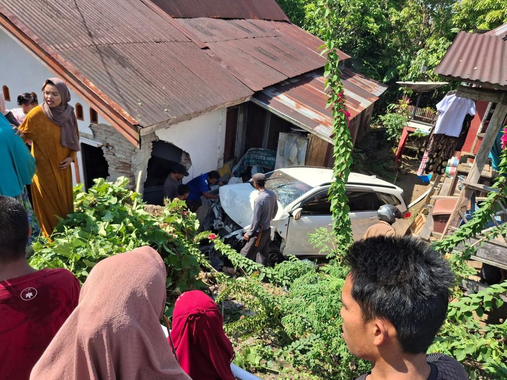 Istri Kasat Samapta Polres Sinjai Alami Kecelakaan di Bulukumba, Mobil Tabrak Rumah Warga