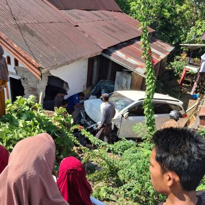 Istri Kasat Samapta Polres Sinjai Alami Kecelakaan di Bulukumba, Mobil Tabrak Rumah Warga