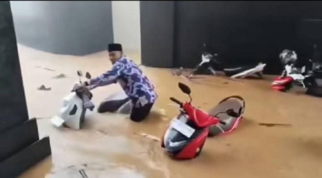 Areal Parkir Islamic Center Rohul Kebanjiran, Bupati Anton Langsung Turun ke Lokasi