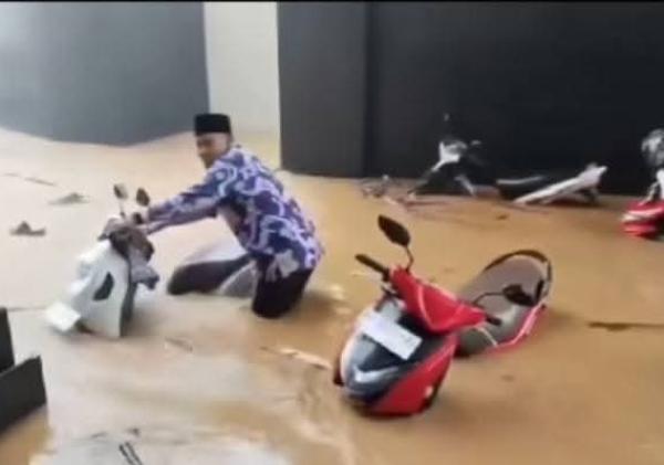 Areal Parkir Islamic Center Rohul Kebanjiran, Bupati Anton Langsung Turun ke Lokasi