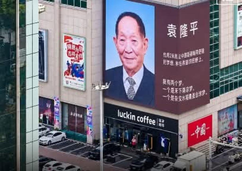Ketika China Menjadikan Ilmuwan sebagai Selebritas di Billboard Kota