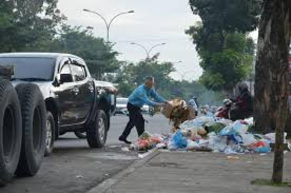 Cegah Sampah Menumpuk, DLHK Pekanbaru Tegaskan Aturan Buang Sampah Mulai Pukul 19.00