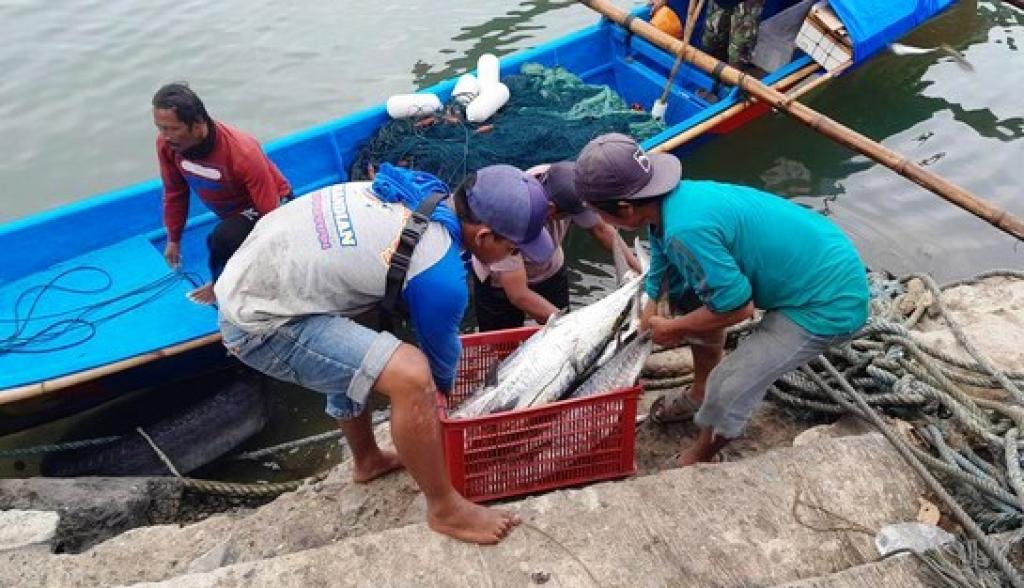 Nelayan Kampung Haji Tanjungpinang Tetap Melaut Meski Diterpa Cuaca Buruk