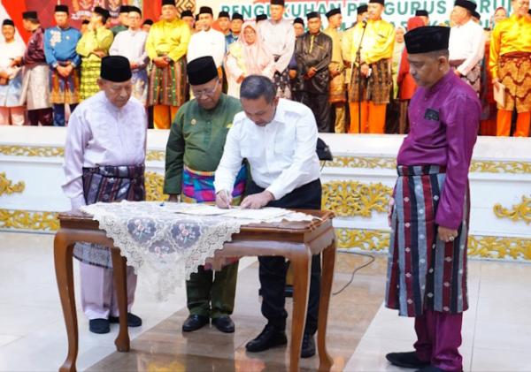 Hadiri Pengukuhan Pengurus, Abdul Wahid:  FKPMR Berperan Menimbang Masalah dan Menjaga Marwah Negeri