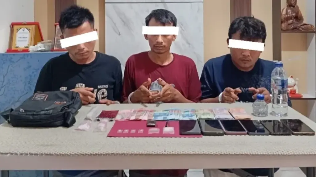 Polsek Pinggir Tangkap Tiga Terduga Pengedar Sabu di Kebun Sawit, Sita 4,22 Gram Narkotika
