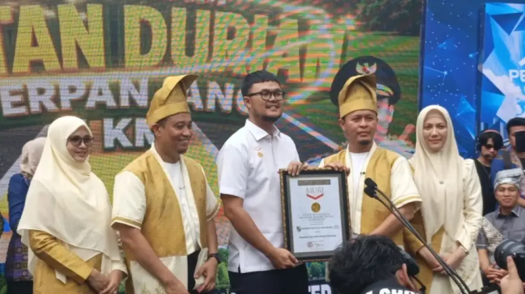 Disaksikan Ribuan warga, Ketan Talam Durian Sepanjang 1 Km Antar Pekanbaru Raih Rekor MURI Dunia