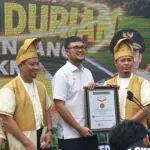 Disaksikan Ribuan warga, Ketan Talam Durian Sepanjang 1 Km Antar Pekanbaru Raih Rekor MURI Dunia