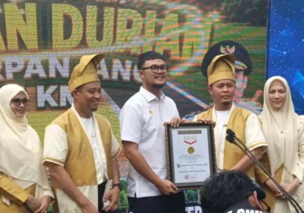 Disaksikan Ribuan warga, Ketan Talam Durian Sepanjang 1 Km Antar Pekanbaru Raih Rekor MURI Dunia