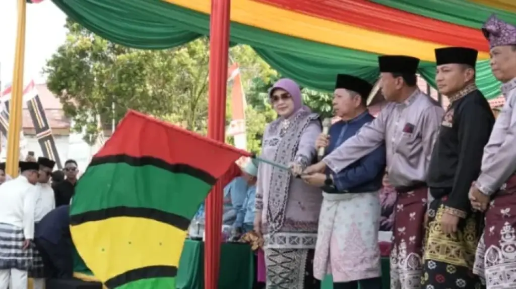 Penampilan Seni Budaya Meriahkan Pawai Taaruf MTQ Riau di Kuansing