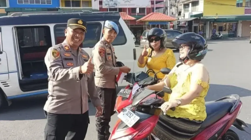 Polsek Tanjungpinang Kota Bagikan 300 Bendera Merah Putih Sambut HUT ke-81 RI