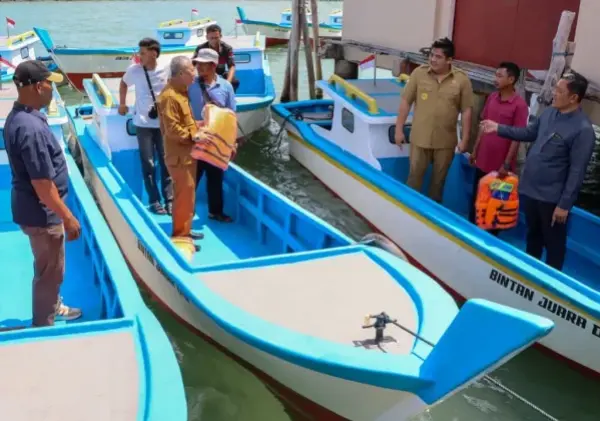 Bupati Bintan Serahkan Bantuan Kapal dan Mesin Tempel kepada Kelompok Nelayan