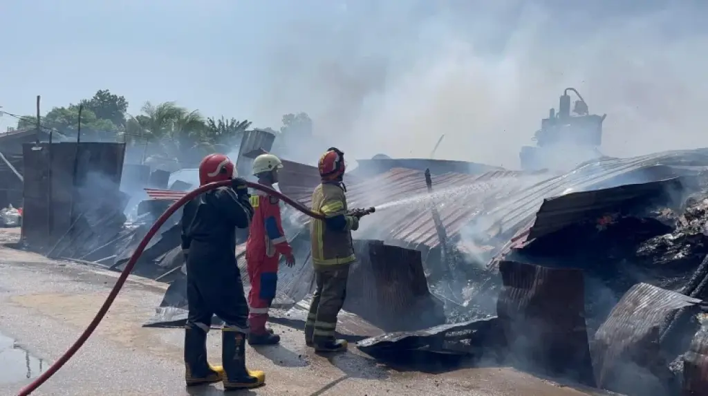 Gudang Material di Tanjung Unggat Terbakar, Tiga Armada Pemadam Dikerahkan