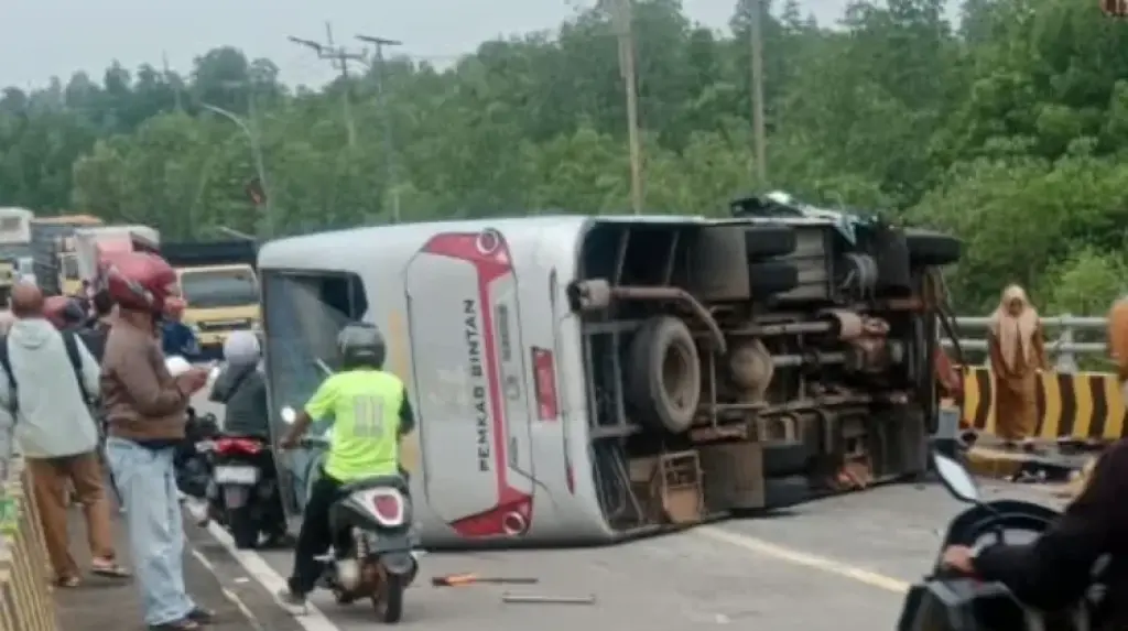 Tabrakan Bus Pegawai -Xpander di Bintan, Sejumlah Penumpang Luka-luka