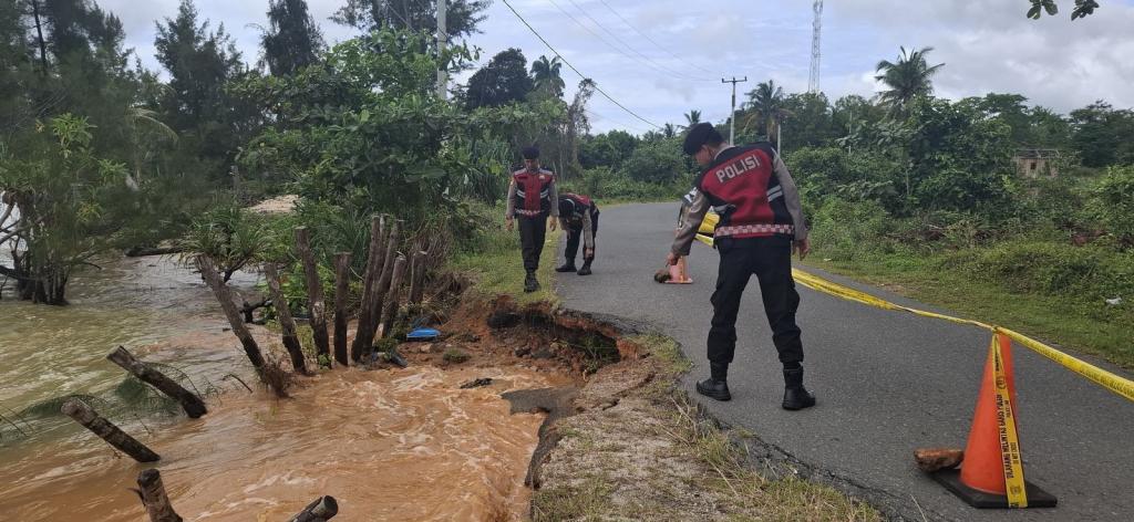 Polres Lingga Pasang Pengaman di Jalan Rusak Akibat Abrasi Laut