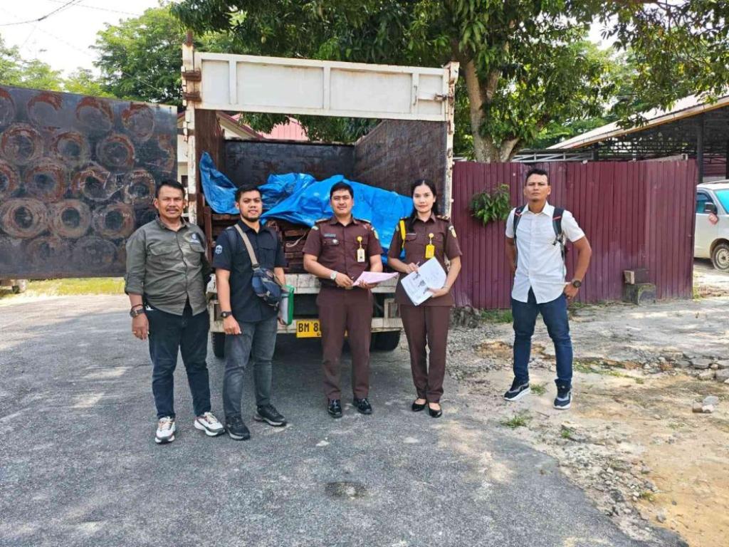 Gakkum LHK Limpahkan Barang Bukti 989 Keping Kayu Ilegal ke Kejari Pelalawan