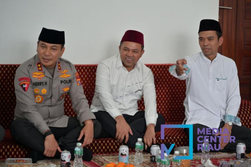 Gubernur Riau Silaturahmi Halal Bihalal dengan UAS, Bahas Pembangunan Islamic Center