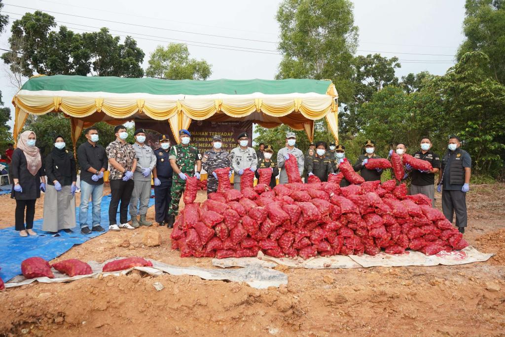 Balai Karantina Kepri Musnahkan 4 Ton Bawang Merah Ilegal